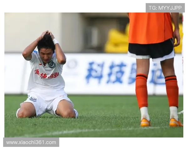 足球明星滑跪失败引发热议网友调侃其技术水平与表现差距大